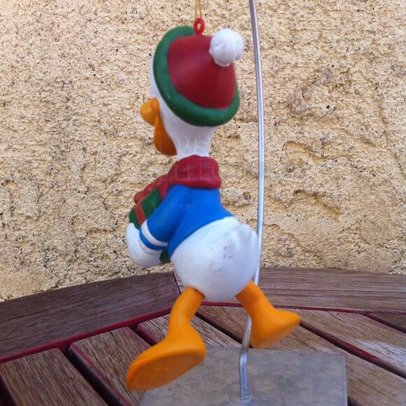 Vintage Walt Disney Donald Duck Ornament Present Christmas Holiday Winter Scarf - Picture 5 of 10
